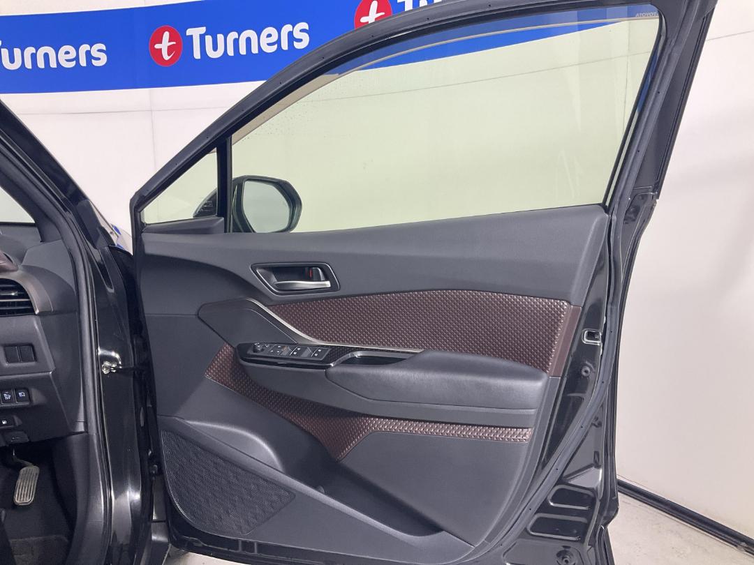 Photo '15' of Toyota C-HR Photo '15' of Toyota C-HR