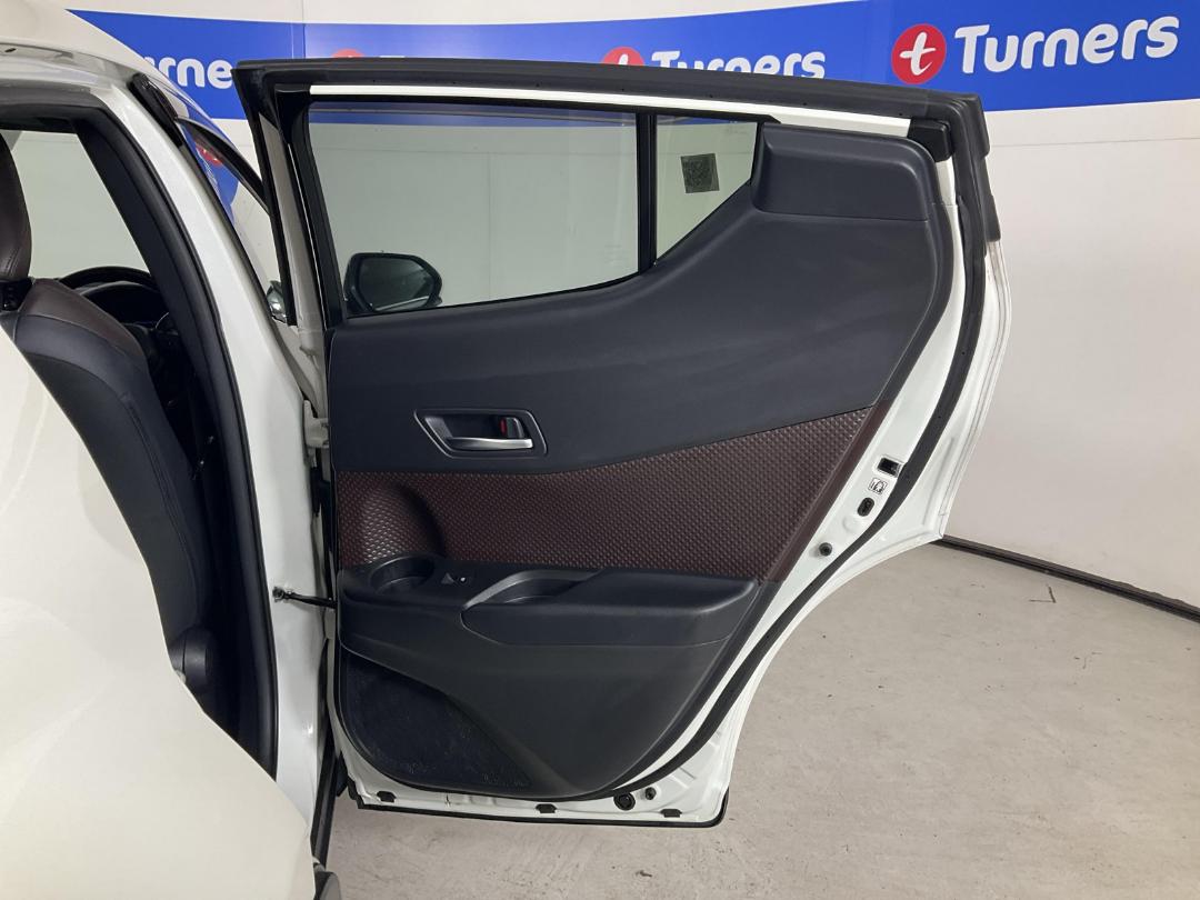 Photo '19' of Toyota C-HR