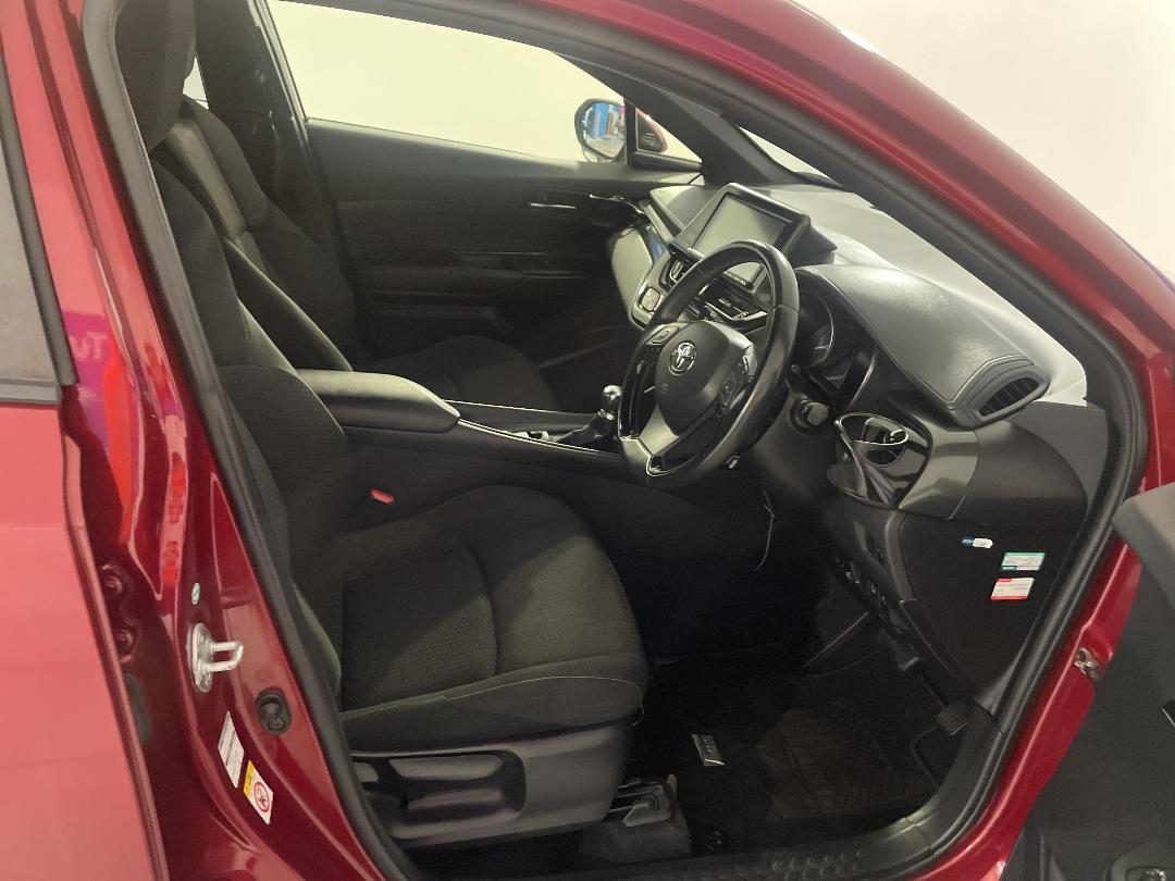 Photo '16' of Toyota C-HR