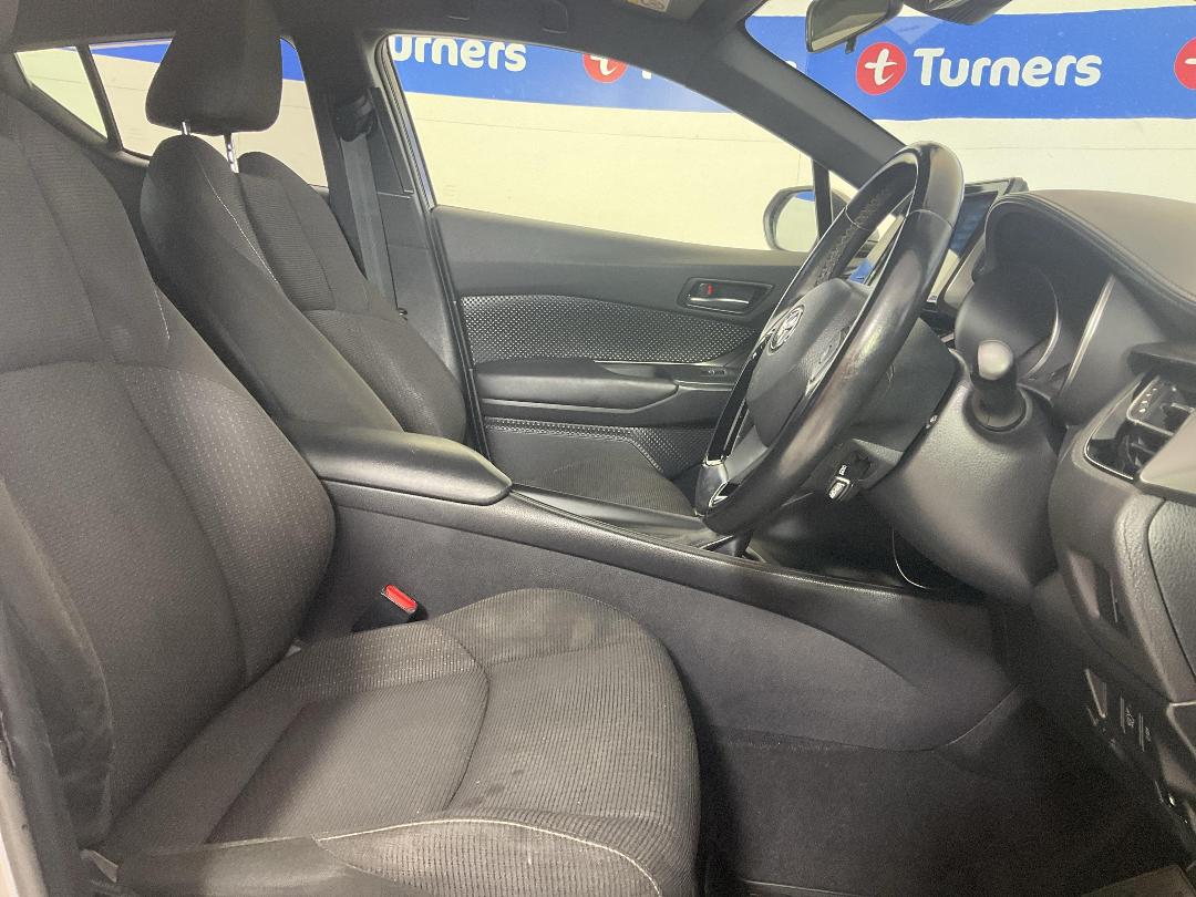 Photo '16' of Toyota C-HR