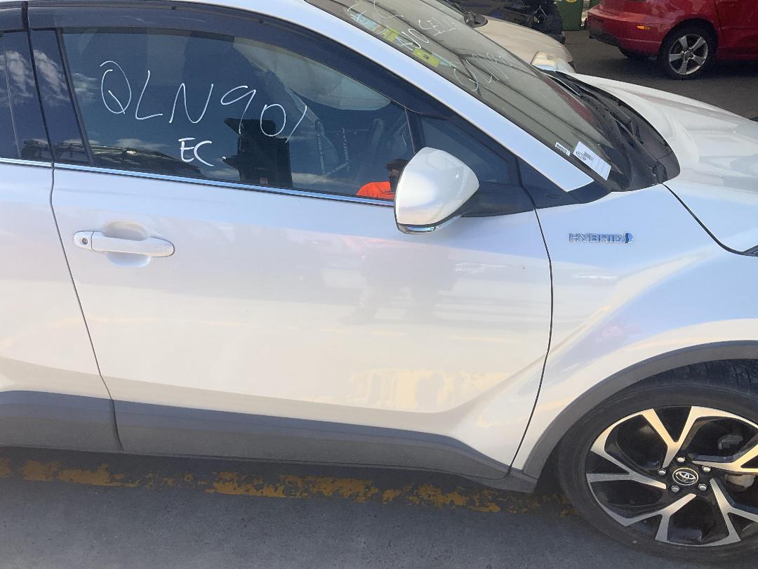 Photo '3' of Toyota C-HR Hybrid Photo '3' of Toyota C-HR Hybrid