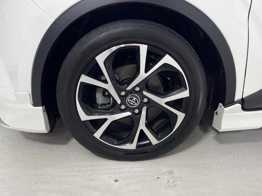 Photo '10' of Toyota C-HR