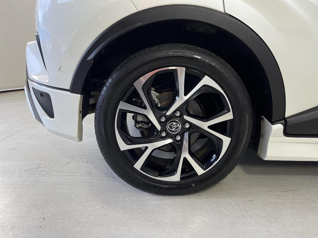 Photo '12' of Toyota C-HR