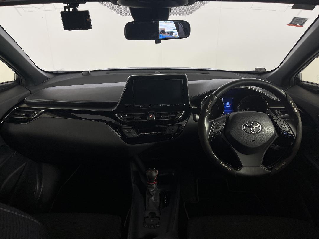 Photo '17' of Toyota C-HR