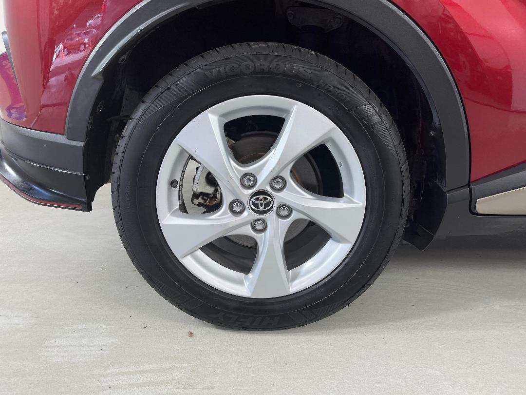 Photo '12' of Toyota C-HR