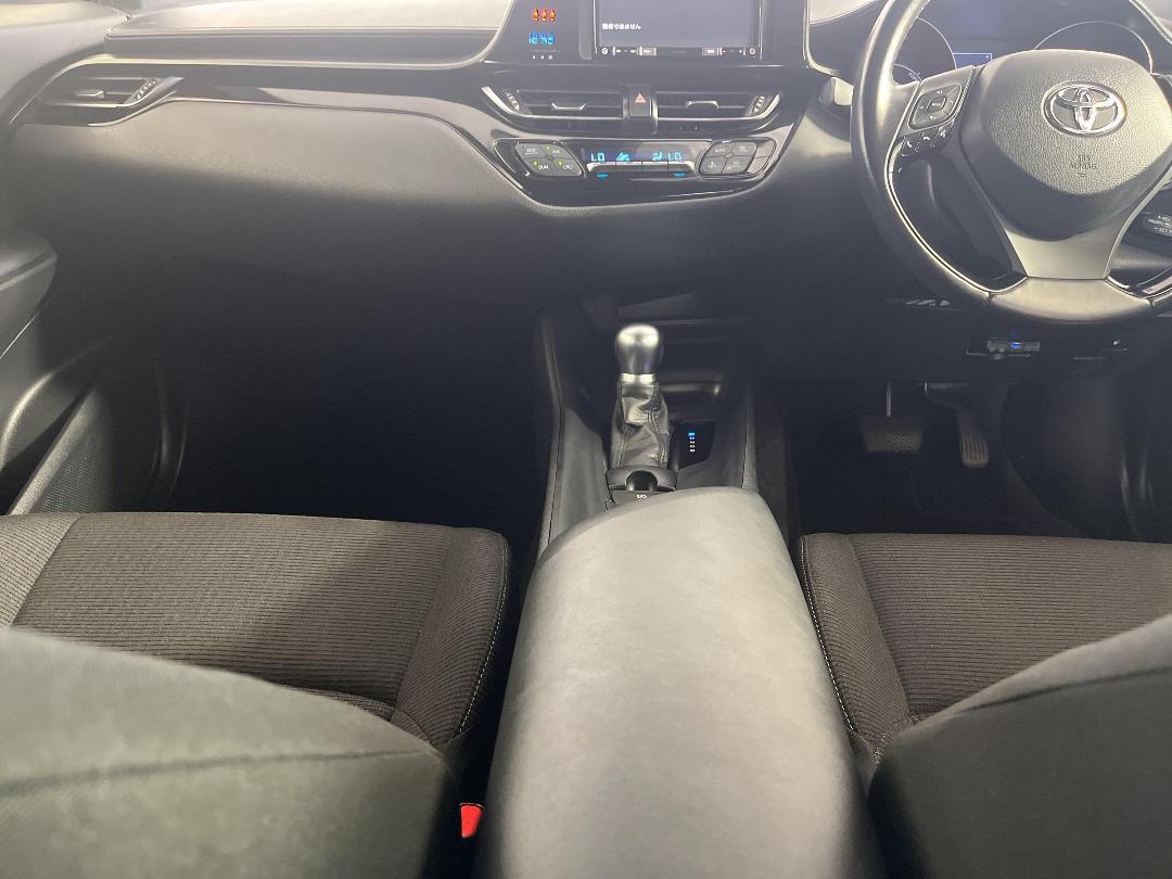 Photo '18' of Toyota C-HR