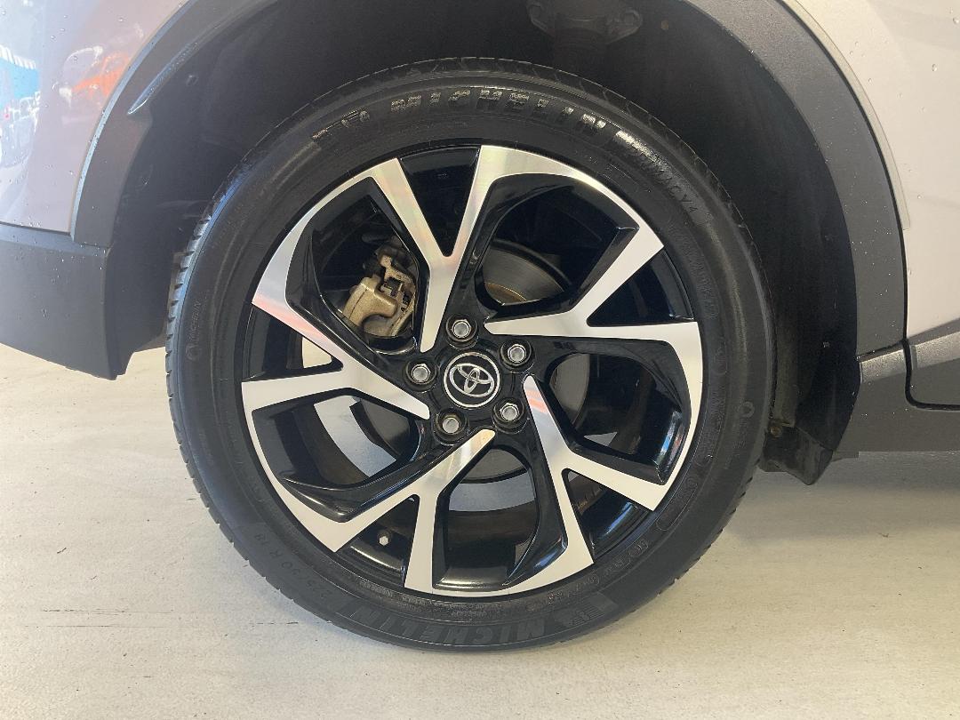 Photo '12' of Toyota C-HR