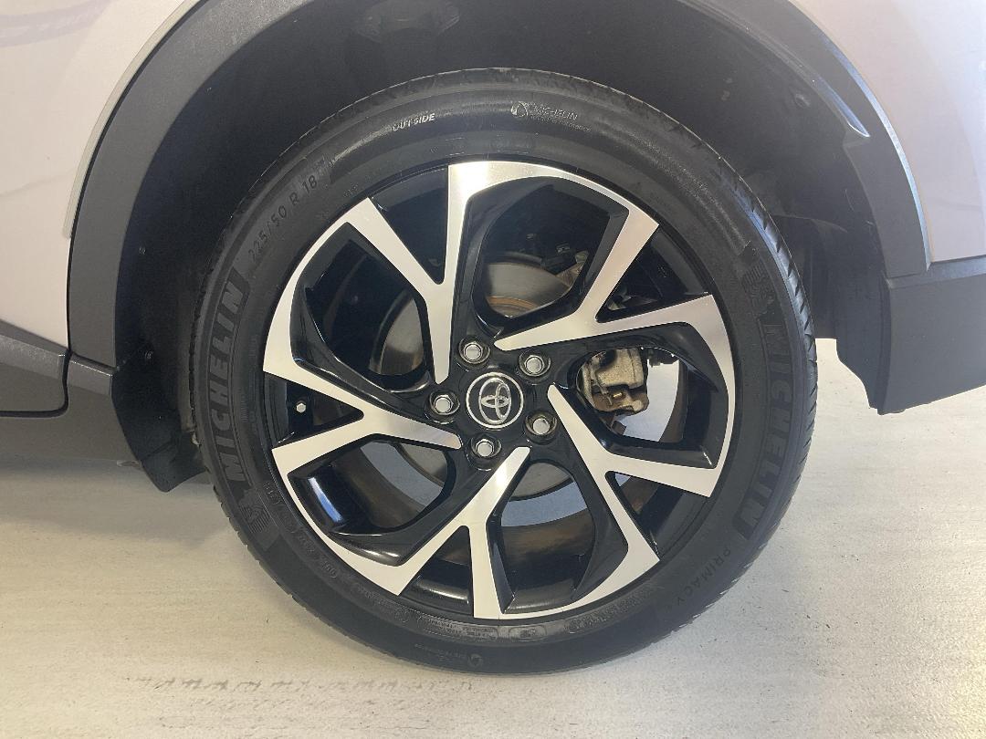 Photo '11' of Toyota C-HR