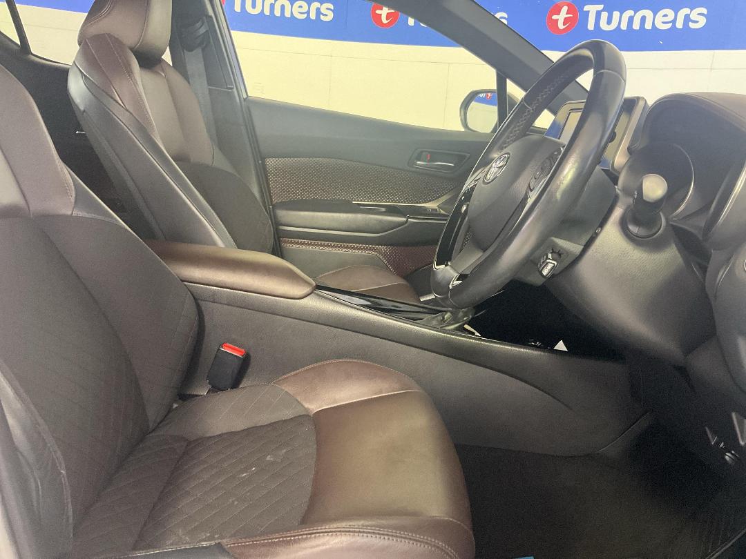 Photo '16' of Toyota C-HR