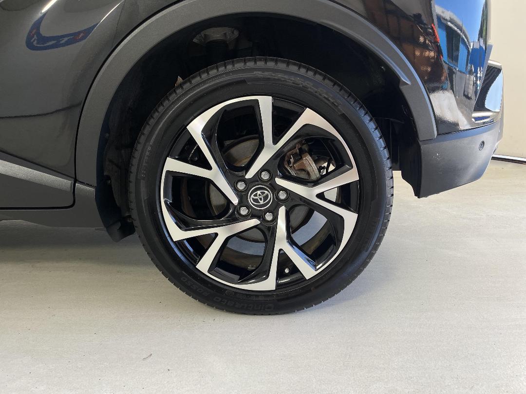 Photo '11' of Toyota C-HR