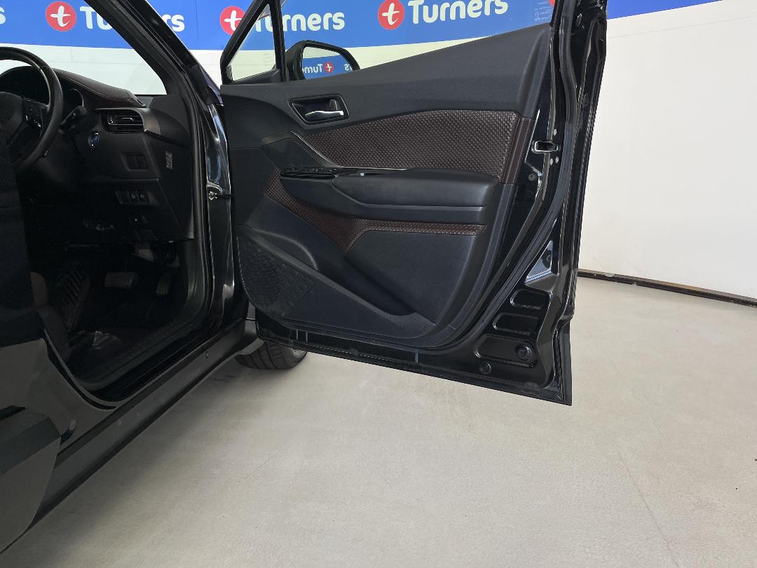 Photo '15' of Toyota C-HR