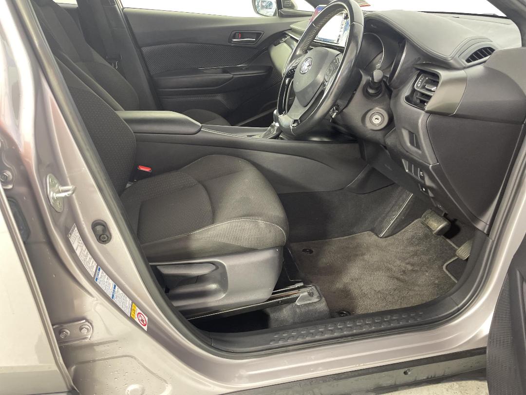 Photo '16' of Toyota C-HR