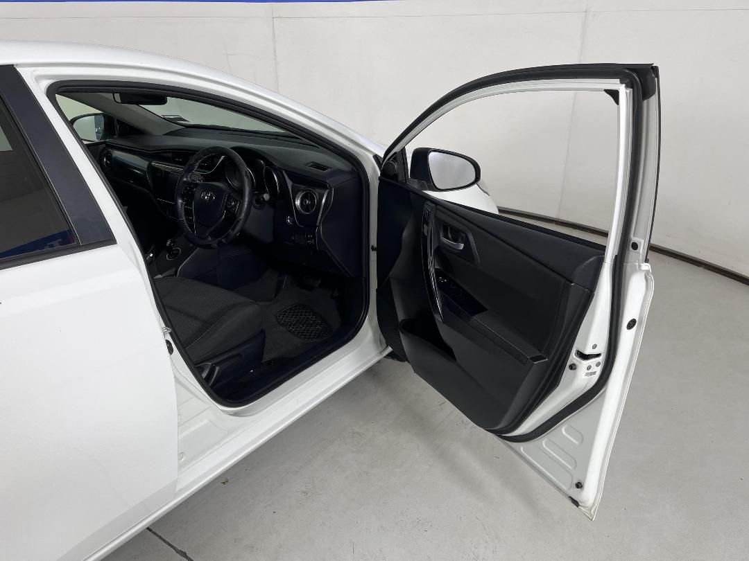 Photo '15' of Toyota Corolla Photo '15' of Toyota Corolla