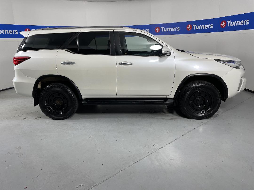 Photo '23' of Toyota Fortuner