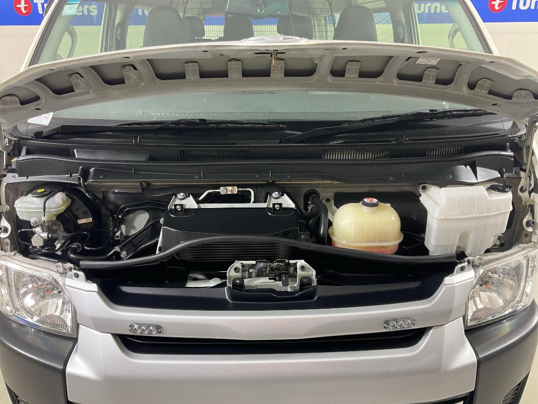 Photo '13' of Toyota Hiace Photo '13' of Toyota Hiace