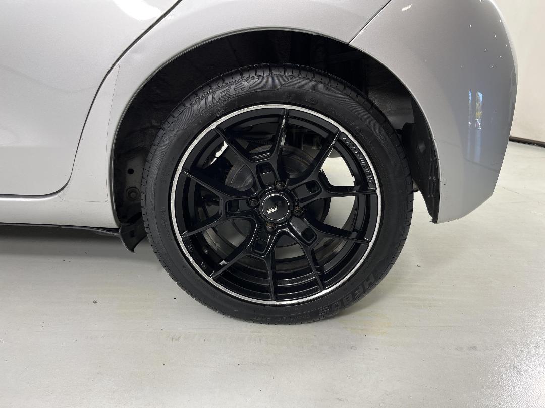 Photo '11' of Toyota Yaris