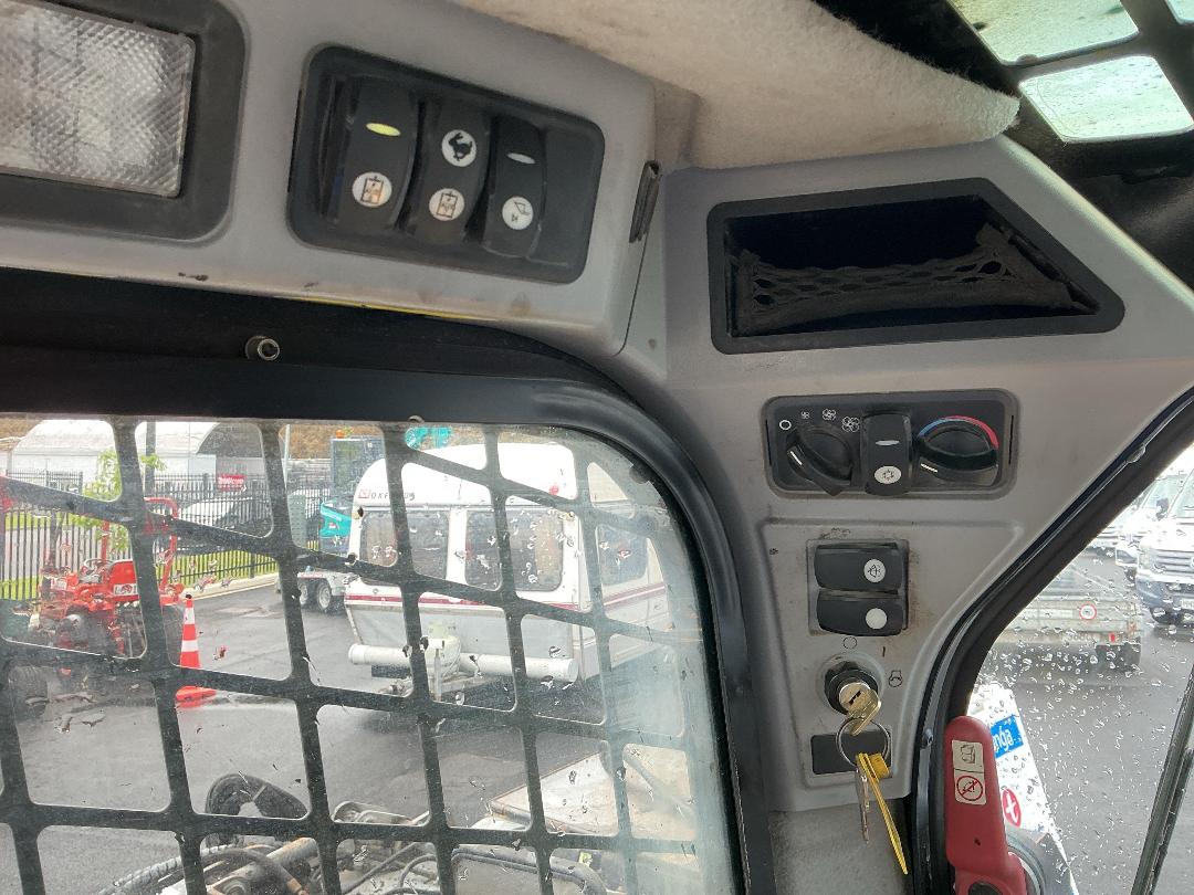 Photo '18' of Caterpillar 272DXHP Skid Steer Photo '18' of Caterpillar 272DXHP Skid Steer