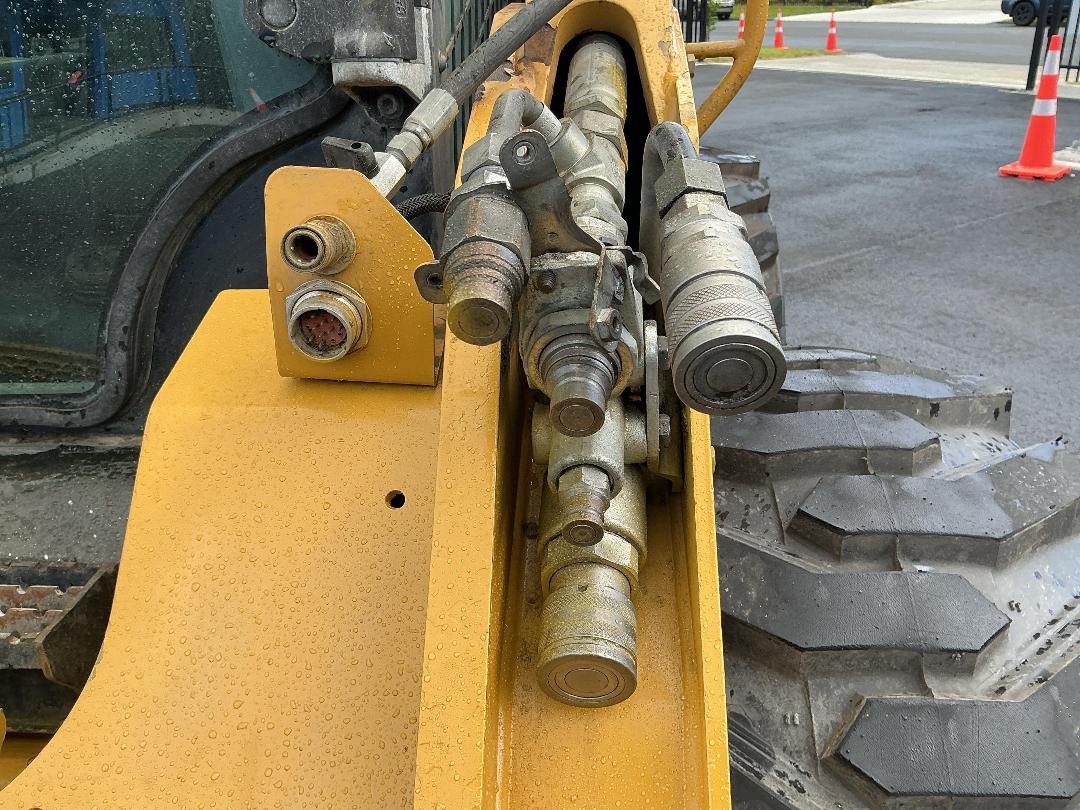 Photo '29' of Caterpillar 272DXHP Skid Steer Photo '29' of Caterpillar 272DXHP Skid Steer