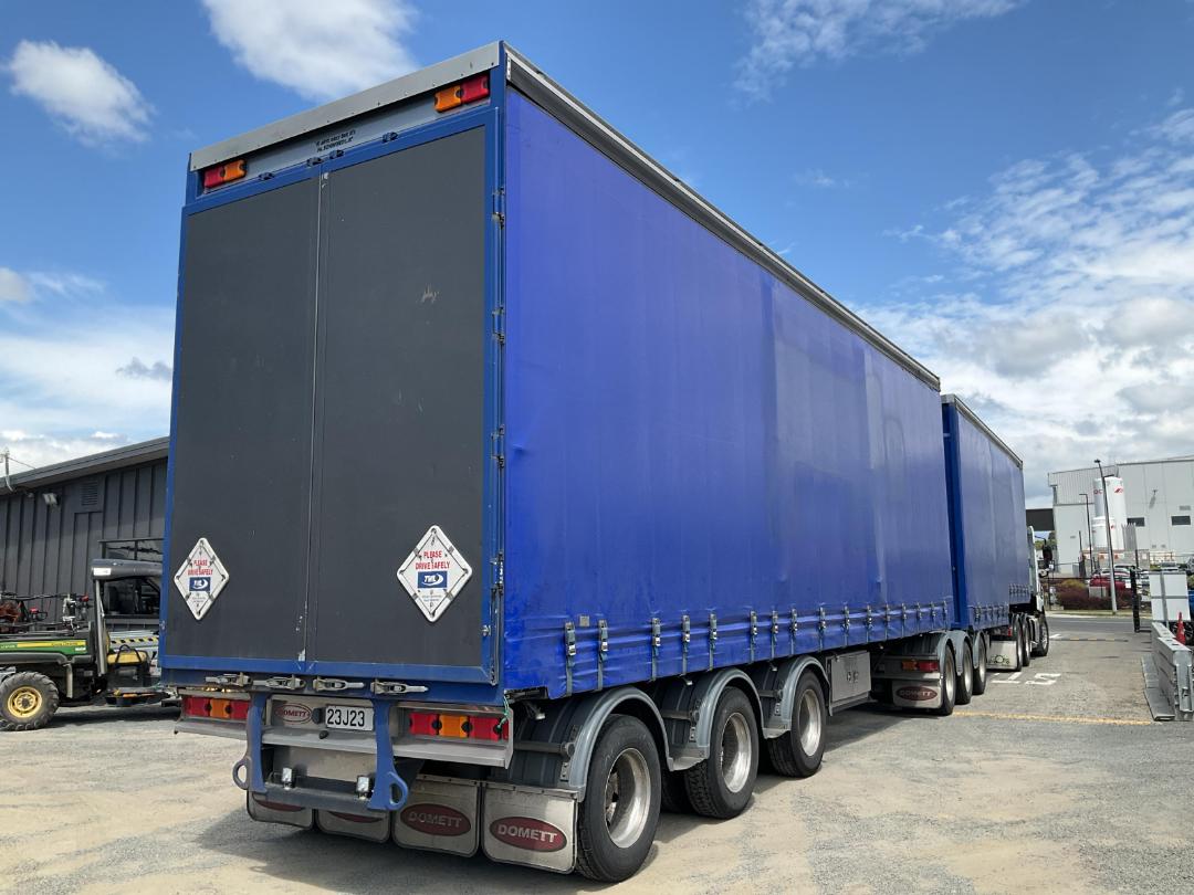 Photo '3' of DOMETT C2003 H Curtain/Chiller B-Train