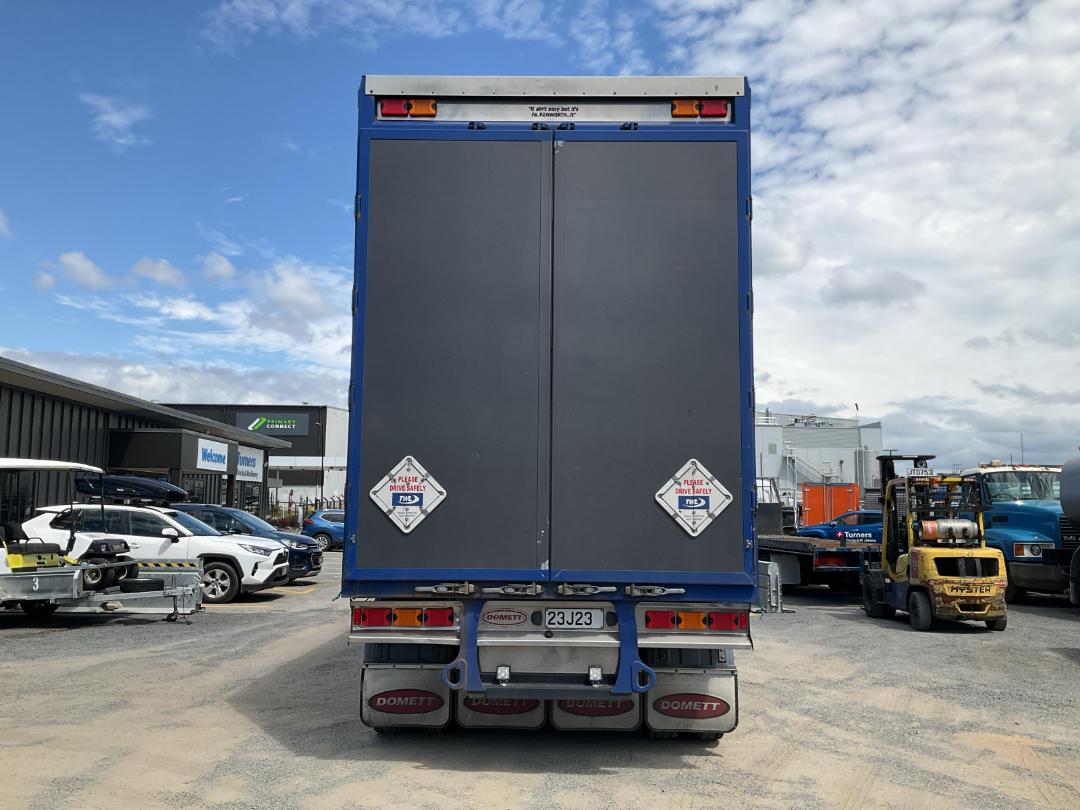 Photo '4' of DOMETT C2003 H Curtain/Chiller B-Train