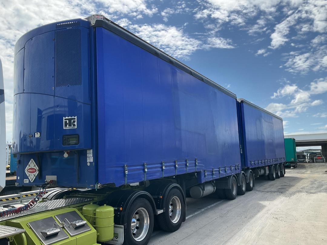 Photo '6' of DOMETT C2003 H Curtain/Chiller B-Train