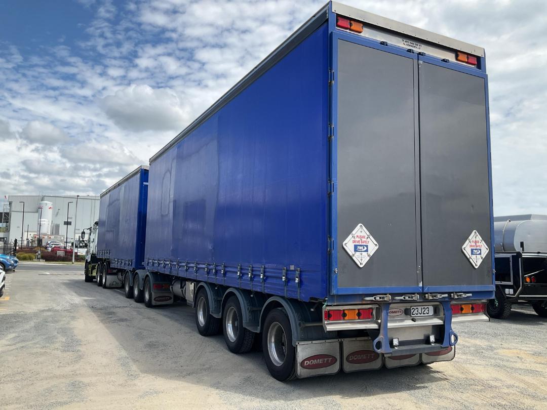 Photo '5' of DOMETT C2003 H Curtain/Chiller B-Train