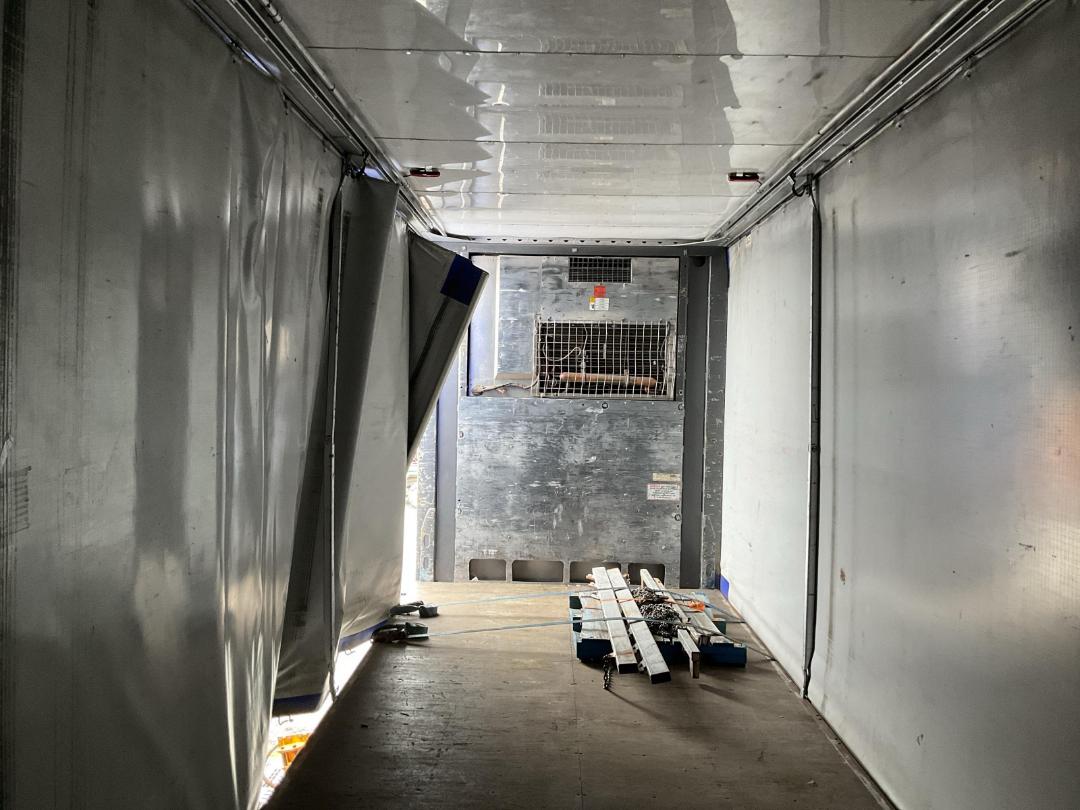 Photo '17' of DOMETT C2003 H Curtain/Chiller B-Train