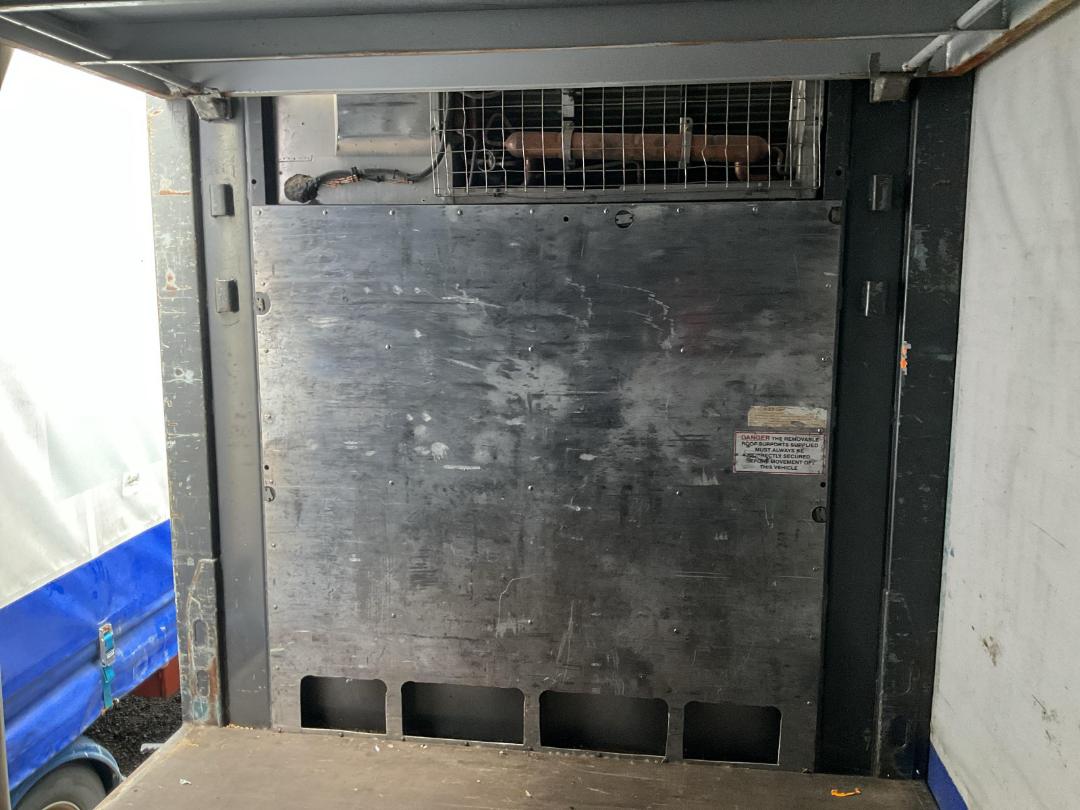 Photo '22' of DOMETT C2003 H Curtain/Chiller B-Train