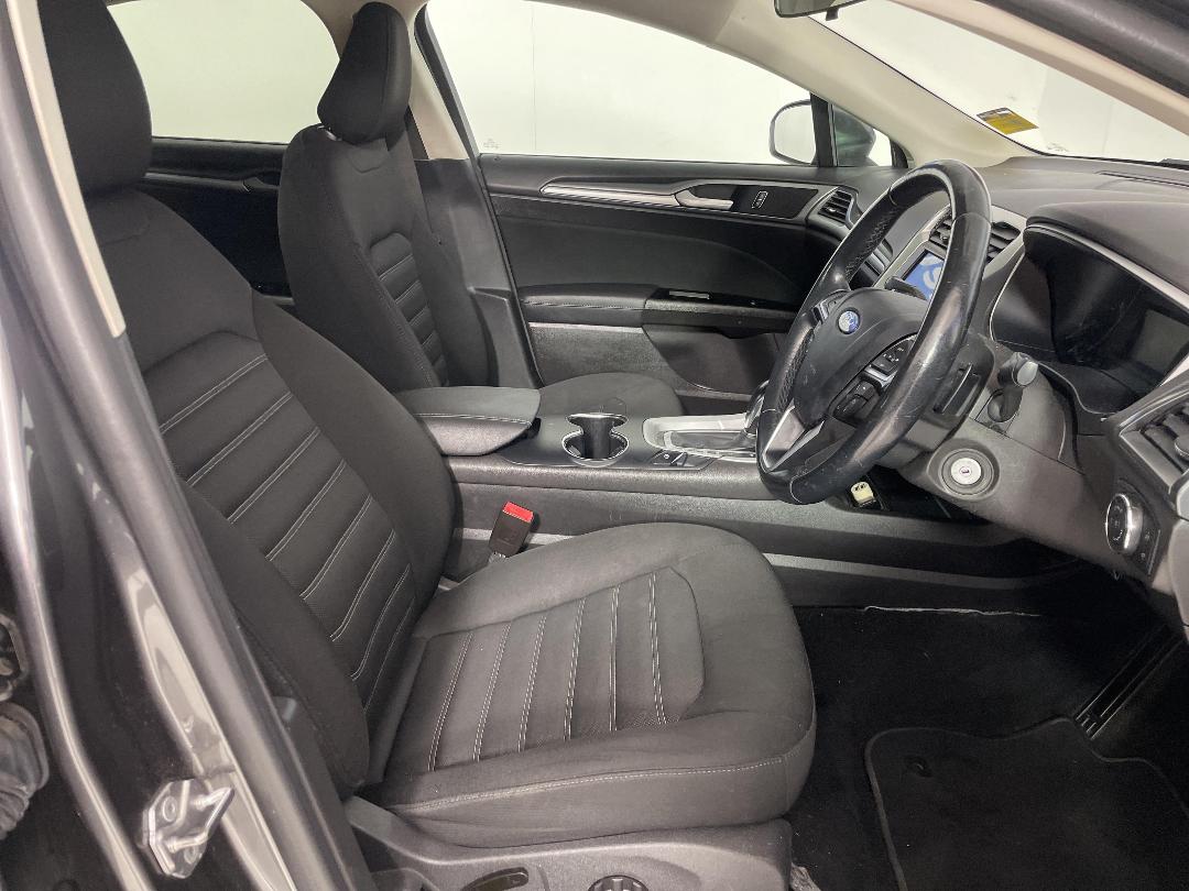 Photo '8' of Ford Mondeo Ambiente 5DR Petrol Photo '8' of Ford Mondeo Ambiente 5DR Petrol