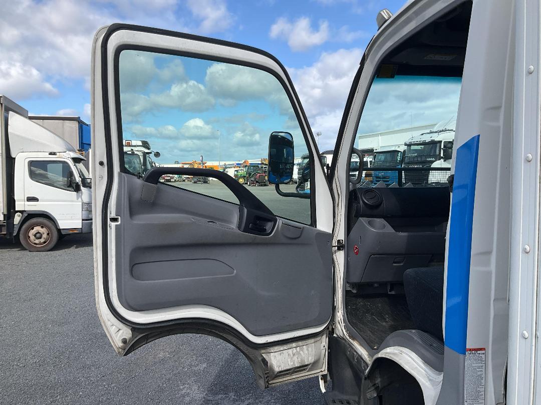 Photo '19' of Hino 300 XJC740R-HKTTJQ3 Flat Deck Crane