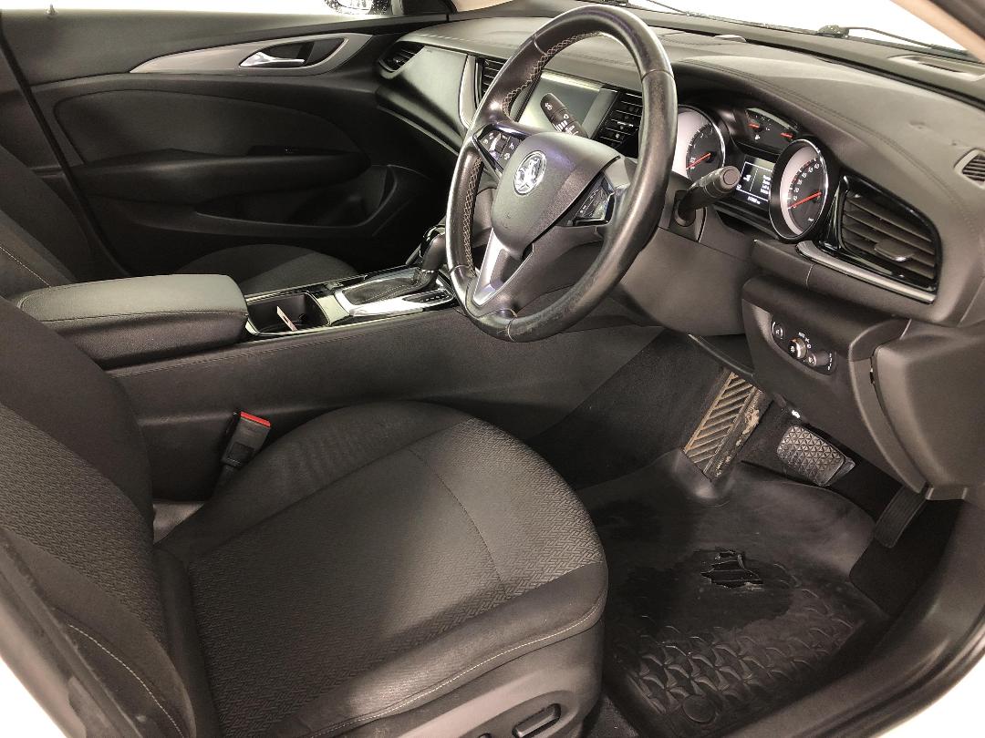 Photo '16' of Holden Commodore Photo '16' of Holden Commodore