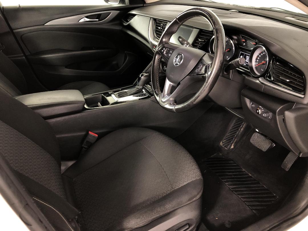 Photo '16' of Holden Commodore Photo '16' of Holden Commodore