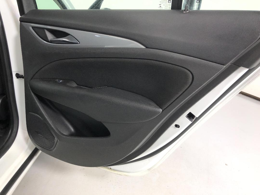 Photo '19' of Holden Commodore Photo '19' of Holden Commodore