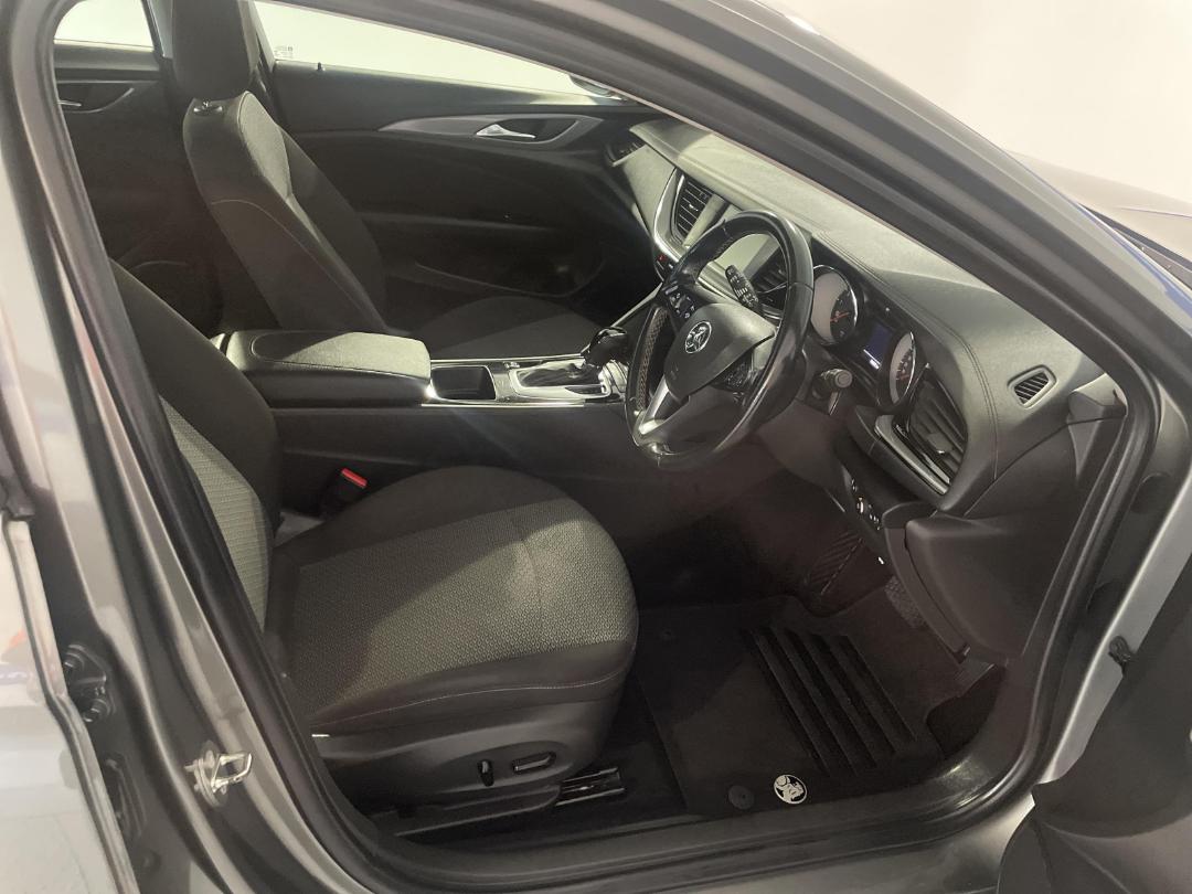 Photo '16' of Holden Commodore Photo '16' of Holden Commodore