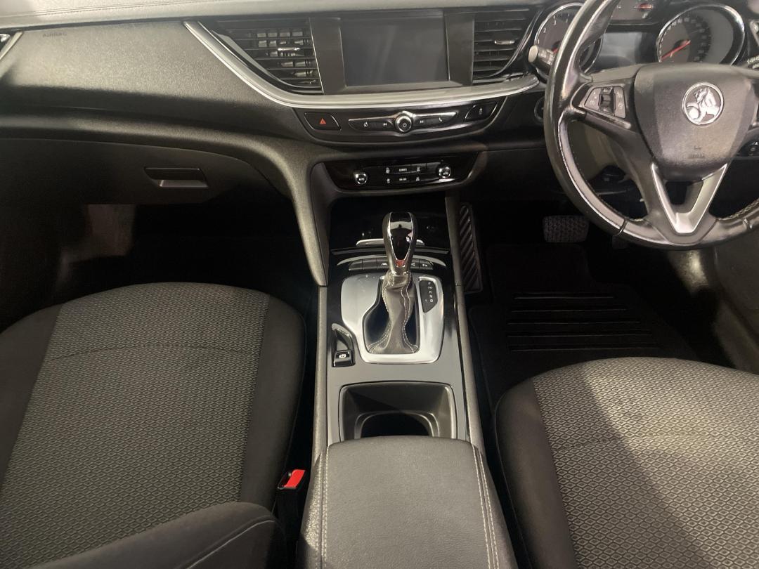 Photo '18' of Holden Commodore Photo '18' of Holden Commodore