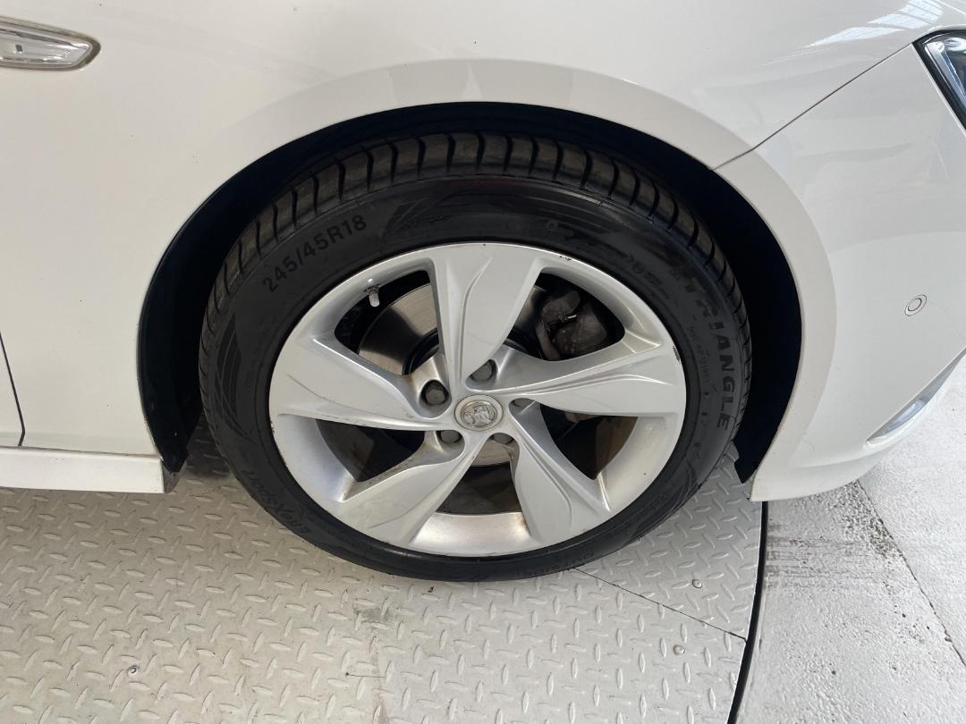 Photo '9' of Holden Commodore Photo '9' of Holden Commodore