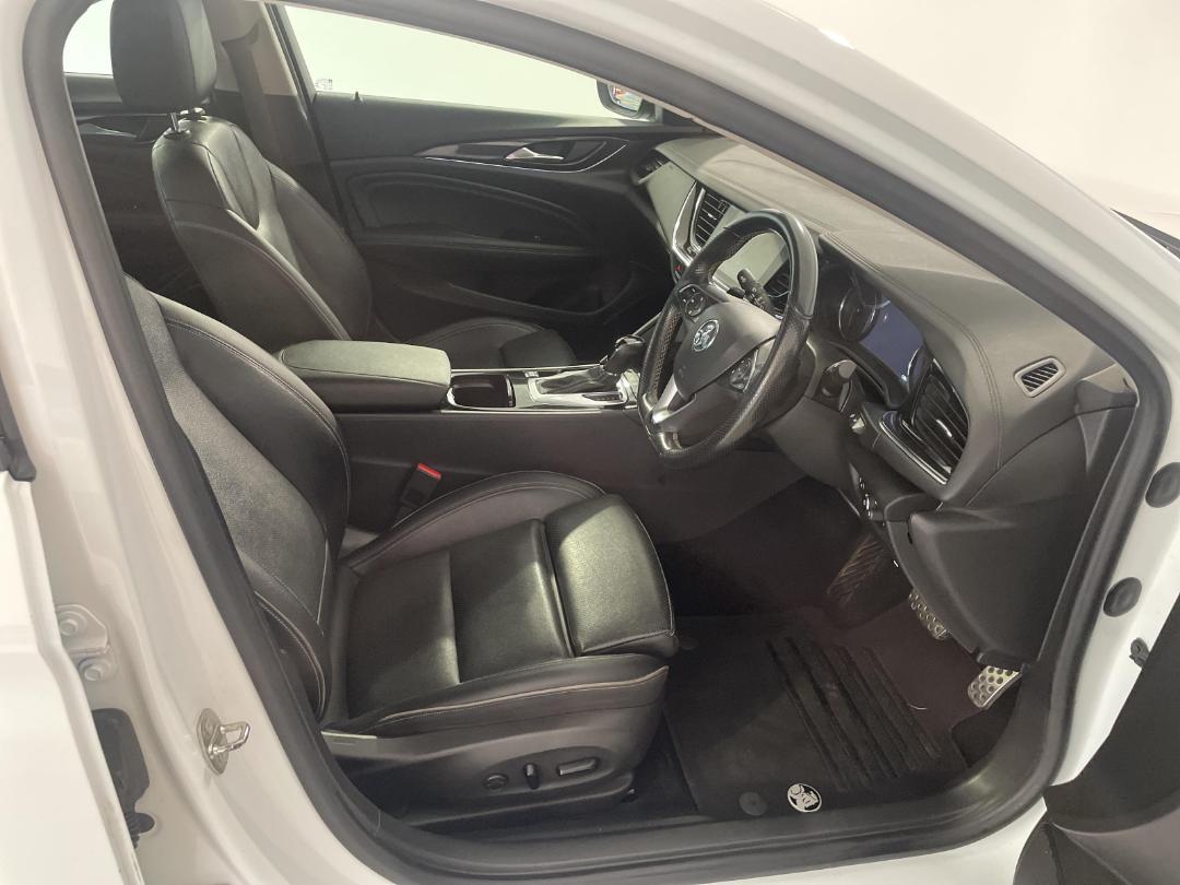 Photo '16' of Holden Commodore Photo '16' of Holden Commodore