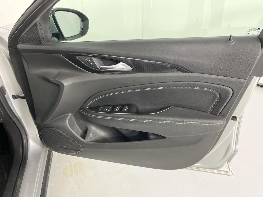 Photo '13' of Holden Commodore RS-V Photo '13' of Holden Commodore RS-V