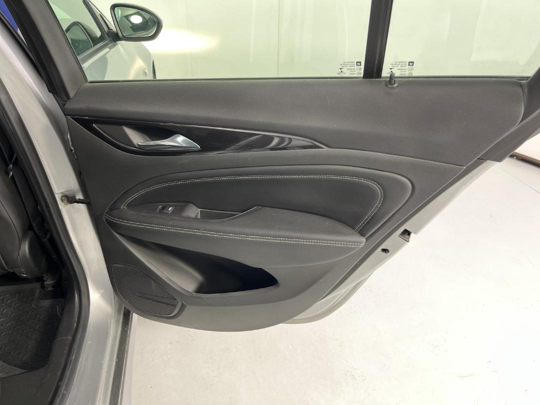 Photo '17' of Holden Commodore RS-V Photo '17' of Holden Commodore RS-V