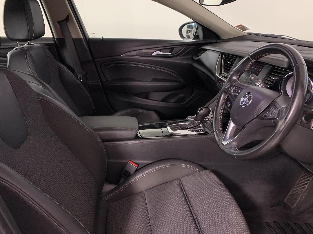 Photo '16' of Holden Commodore Photo '16' of Holden Commodore