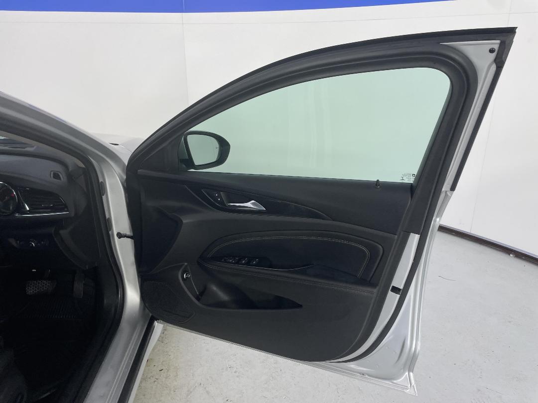 Photo '15' of Holden Commodore Photo '15' of Holden Commodore