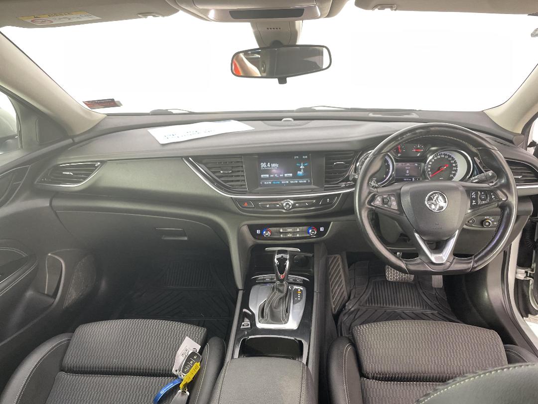 Photo '17' of Holden Commodore Photo '17' of Holden Commodore