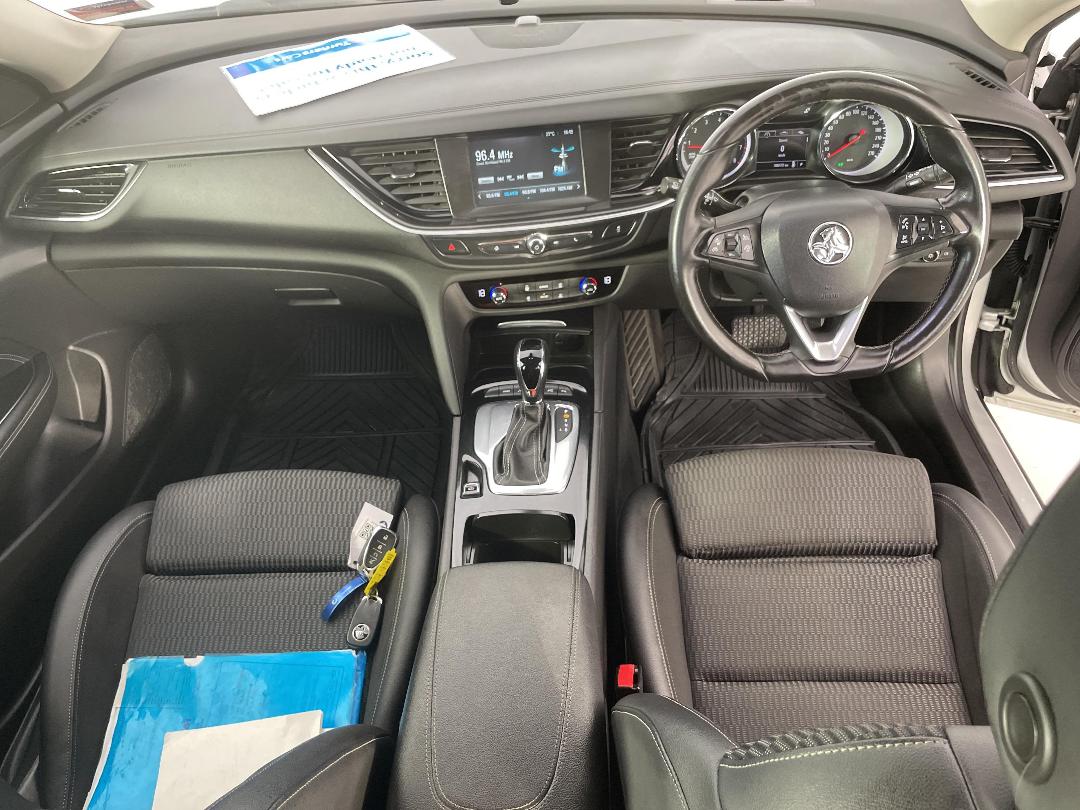 Photo '18' of Holden Commodore Photo '18' of Holden Commodore