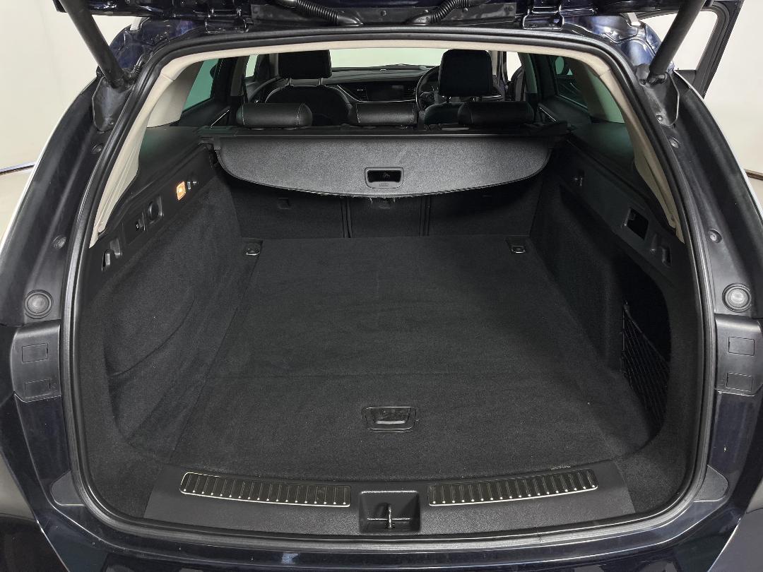 Photo '14' of Holden Commodore Photo '14' of Holden Commodore