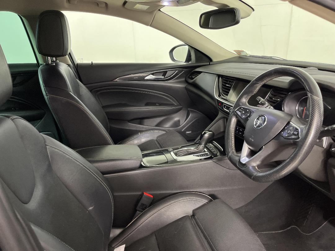 Photo '16' of Holden Commodore Photo '16' of Holden Commodore