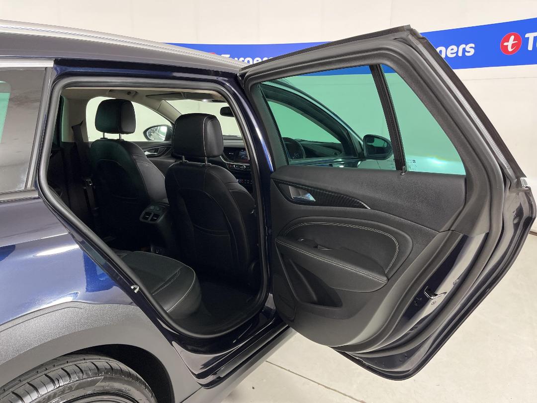 Photo '19' of Holden Commodore Photo '19' of Holden Commodore