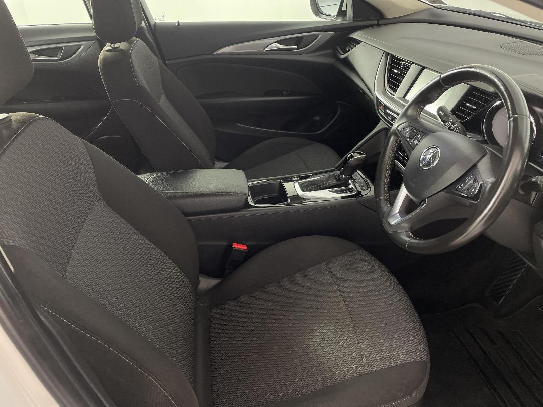 Photo '16' of Holden Commodore Photo '16' of Holden Commodore