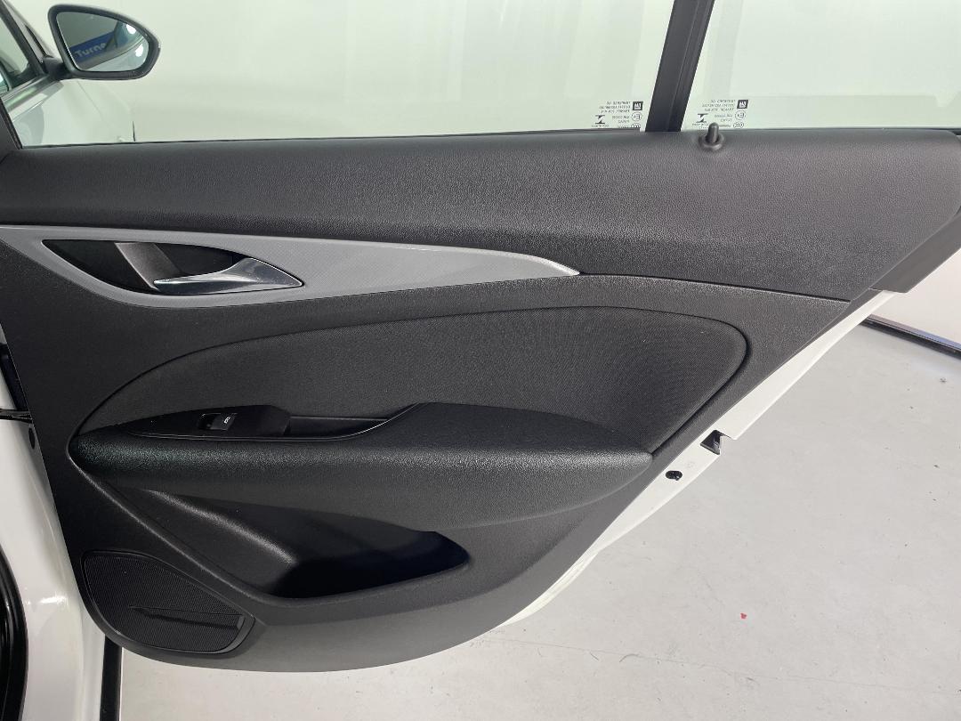 Photo '19' of Holden Commodore Photo '19' of Holden Commodore