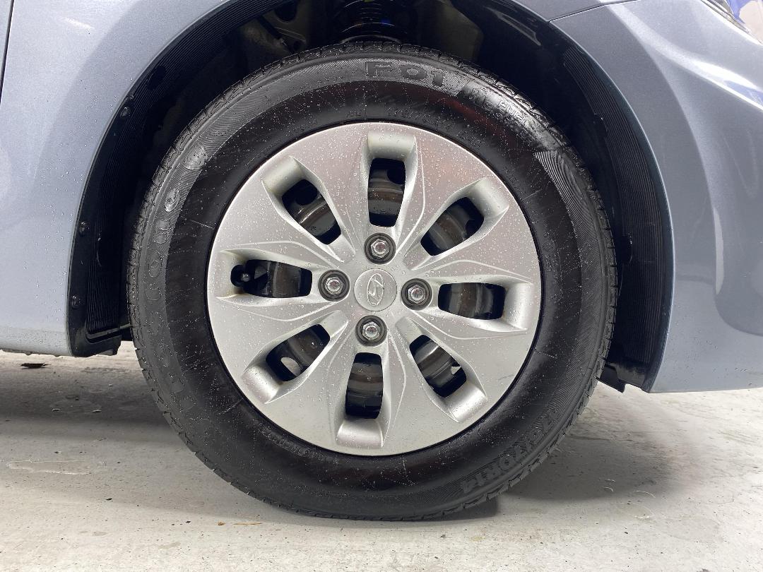 Photo '9' of Hyundai Accent Photo '9' of Hyundai Accent