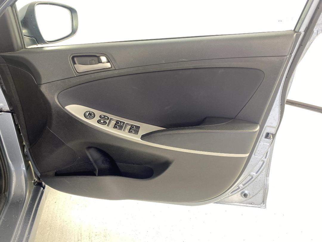 Photo '15' of Hyundai Accent Photo '15' of Hyundai Accent